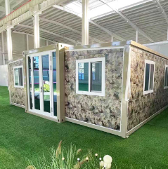 Một anh chàng Trung Quốc thể hiện các điều kiện chỗ ở ở Qatar và các nhà container đều được 